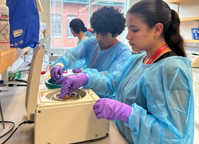 Forsyth Student Scholars in the lab